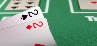 Hvordan spiller man et par 2’ere i blackjack?